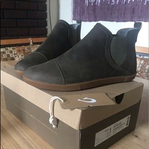 OluKai Pumehana Hulu Waterproof Chelsea Boot
